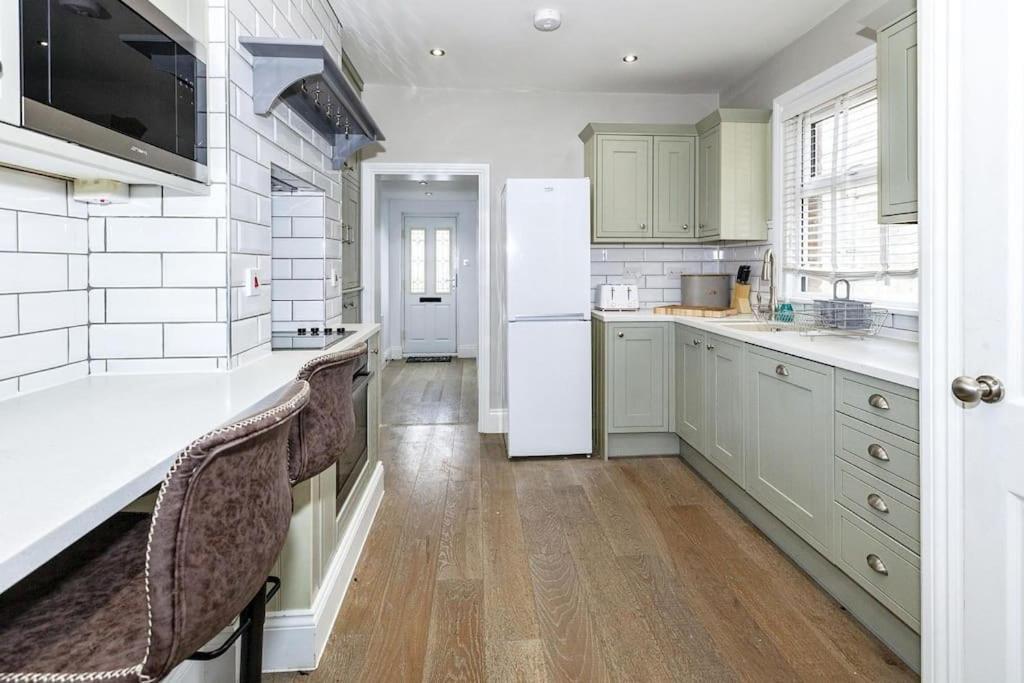 Lovely 2-Bed In Windsor Free Parking, 1 Mile From Legoland Exterior foto